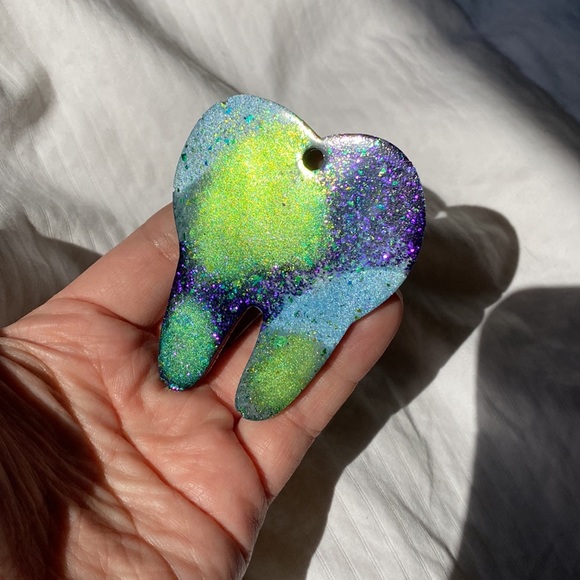 Handmade Resin Tooth Magnet - Picture 3 of 5